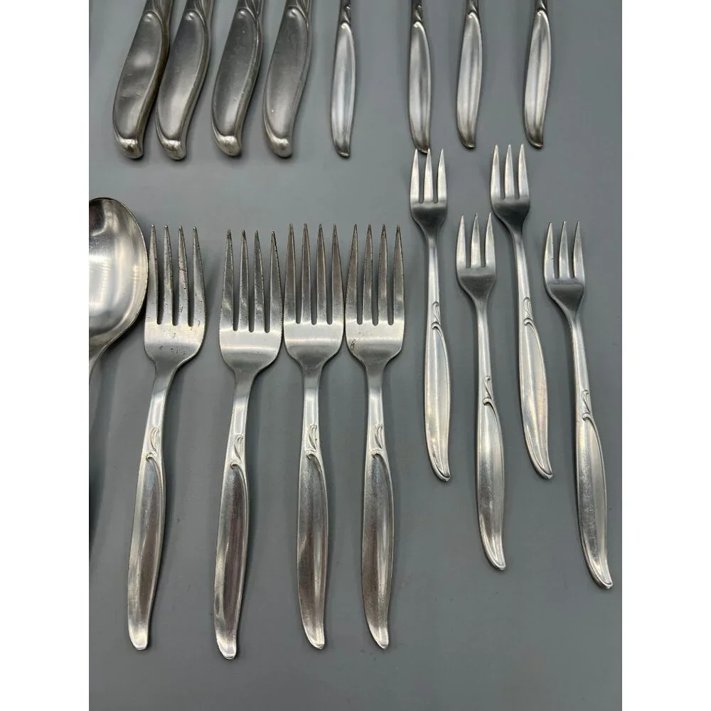 24 piece 1958 William Rogers Silver Plate Flatware SWEEP Settings for 4 People